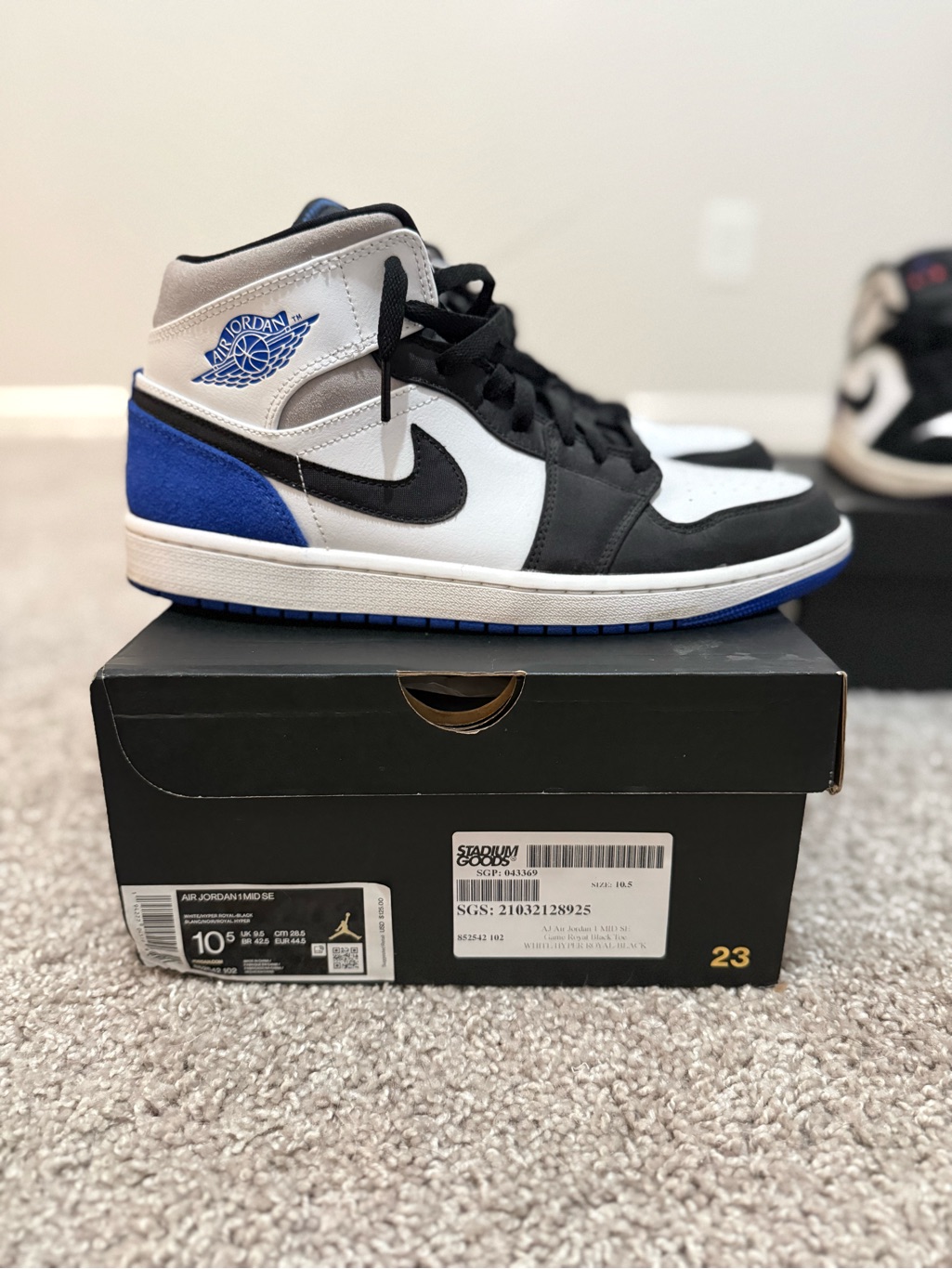 Jordan 1 Mid Se Royal Black Toe